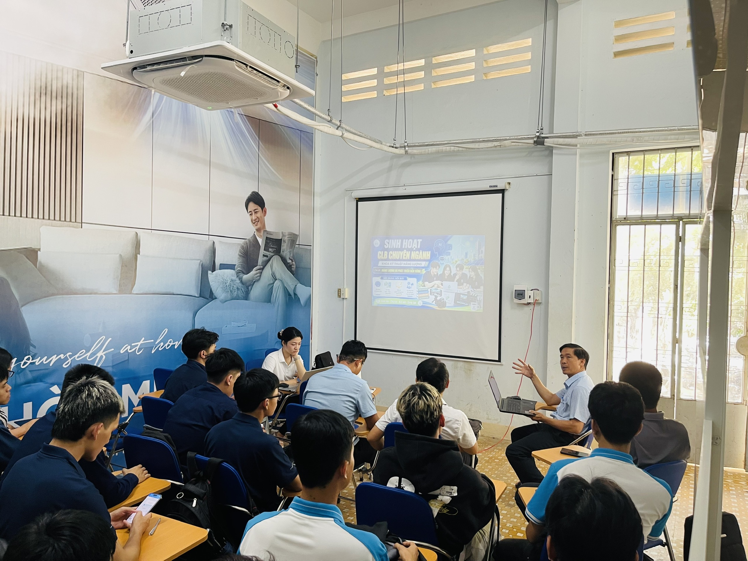 Khoa Kỹ thuật Năng lượng tổ chức sinh hoạt CLB chuyên ngành với chủ đề “Năng lượng và phát triển bền vững”